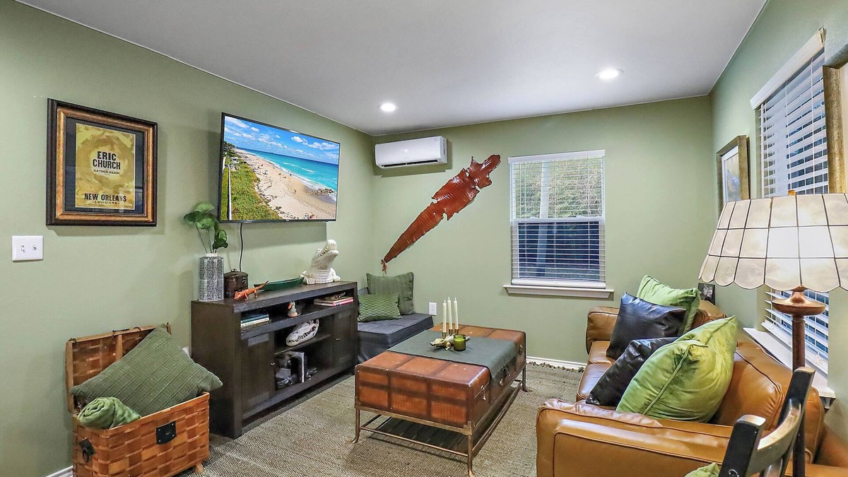 Anahuac Cottage | Gator Getaway - Charming 2-bedroom cottage with WiFi, AC in delightful Anahuac.