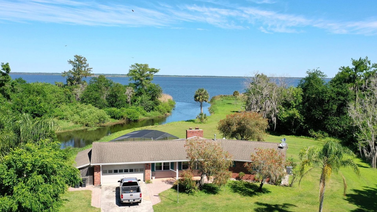 Oviedo House | Gator Nest: 3-bedroom, 2-bath home, sleeps 6. Excellent for a relaxing, nature getaway Gator Nest: Charming 3-bedroom, 2-bath home that sleeps 6 — perfect for a relaxing nature getaway. New! Bring your own boat and enjoy fishing right from the ho