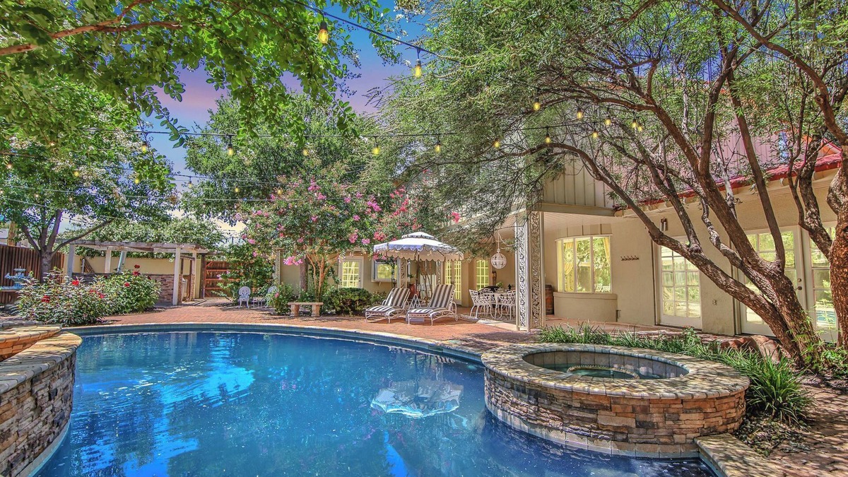 Lubbock House | Gatsby Getaway 2 miles to TTU w/Pool+Speakeasy+Bar