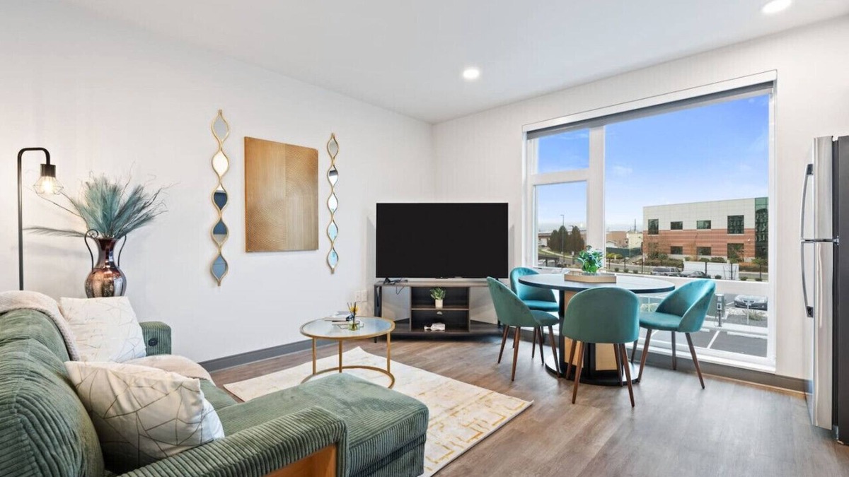 East Central Apartment | Gatsby Glam: King bed Retreat