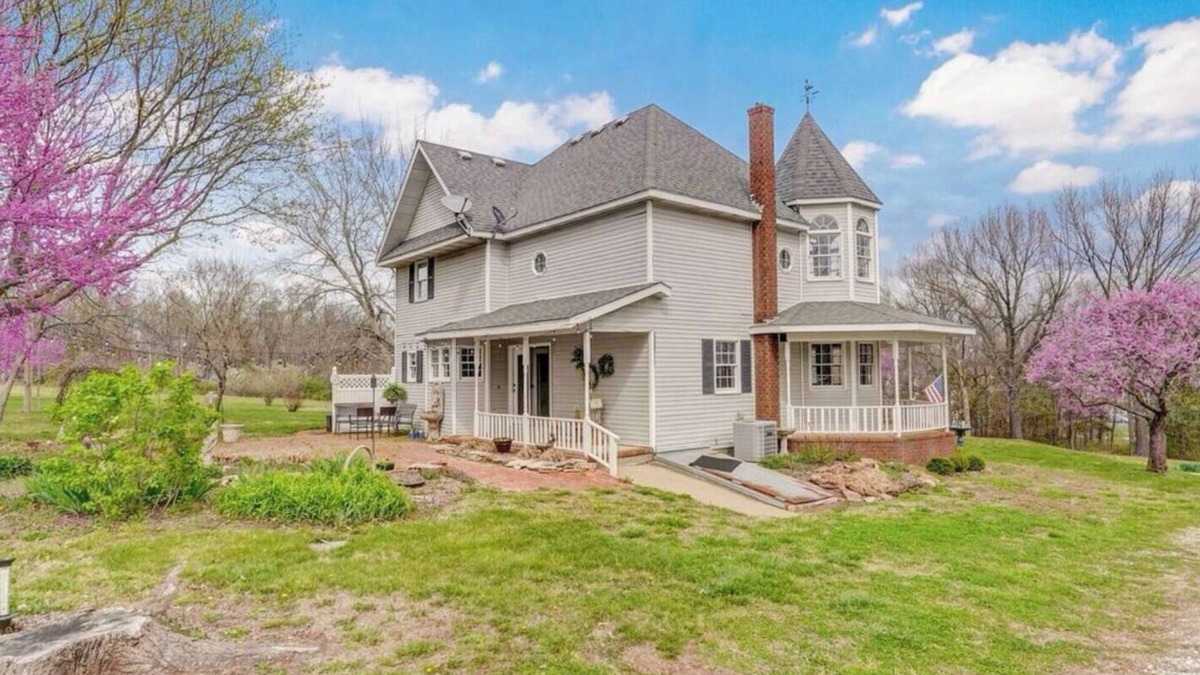 Ozark House | Gatsby-Inspired Victorian Farmhouse - Farm feel only 5min from city amenities