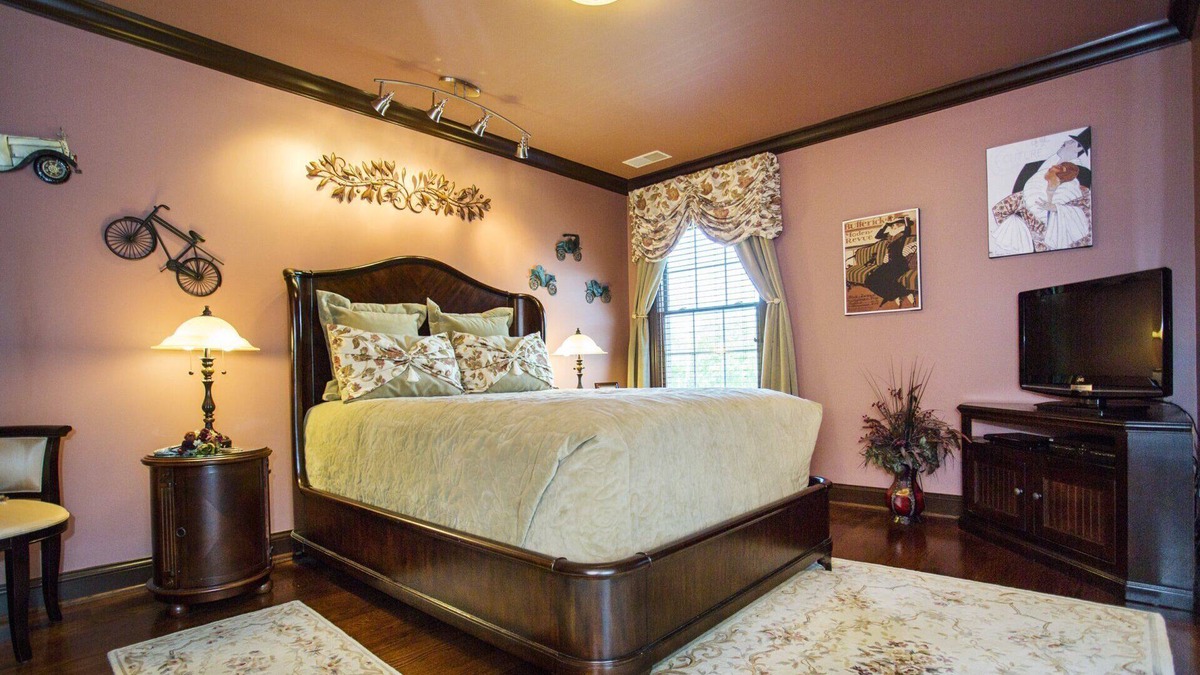 La Grange Bed & Breakfast | Gatsby Queen Luxury Suite with view of horse paddocks