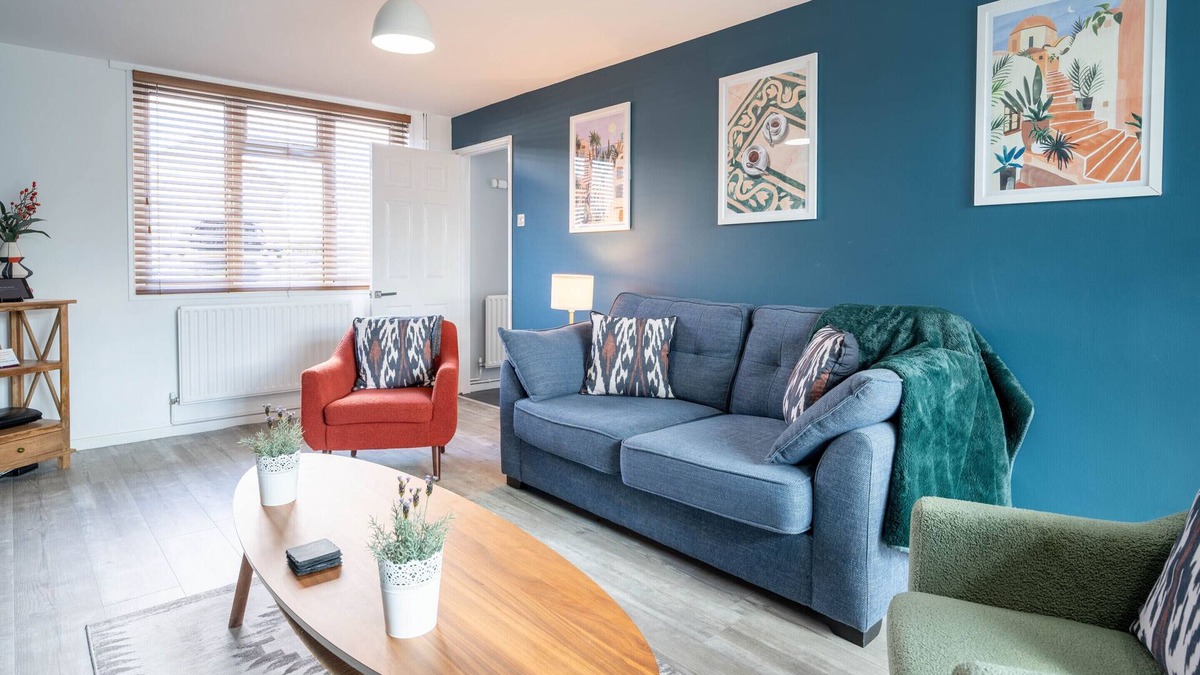 Horley House | Gatwick Place | 4BR House | Large Driveway