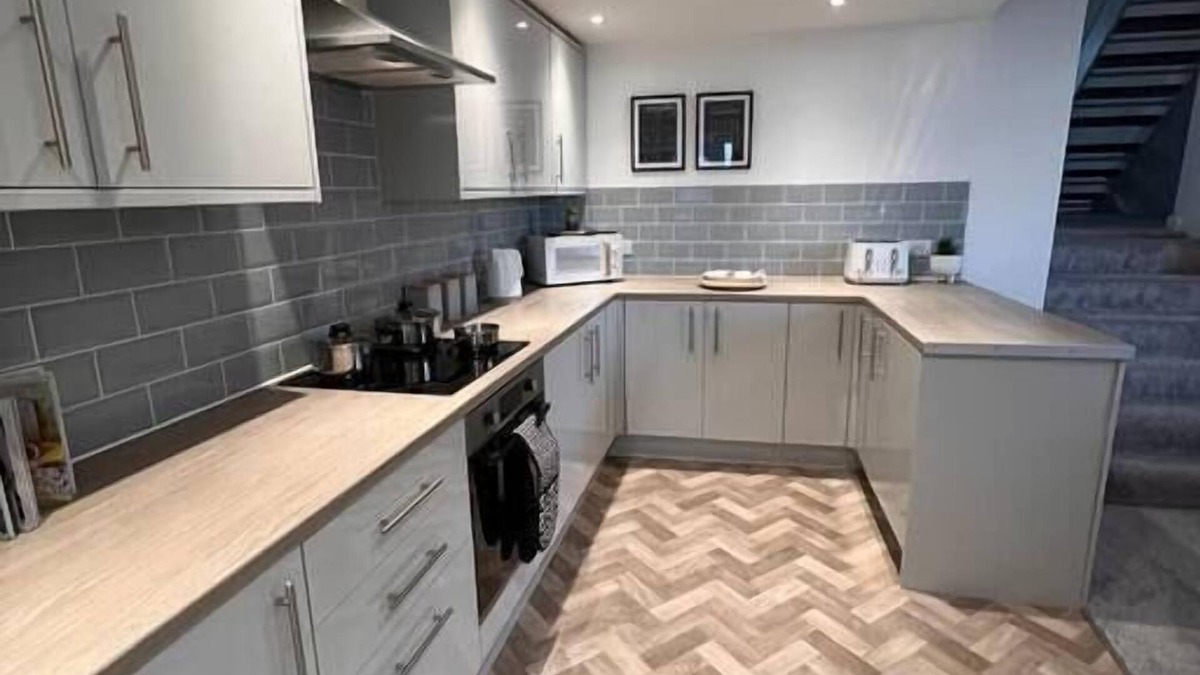 Trelewis Apartment | Stay at The Penn! 5 Bedroomed home in Treharris