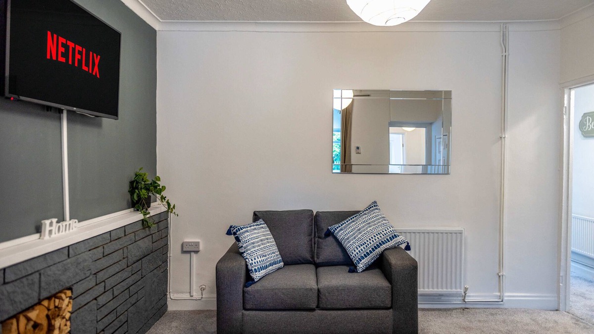 Port Talbot House | Smart Tv's in all 4 Bedrooms for your Convenience!
