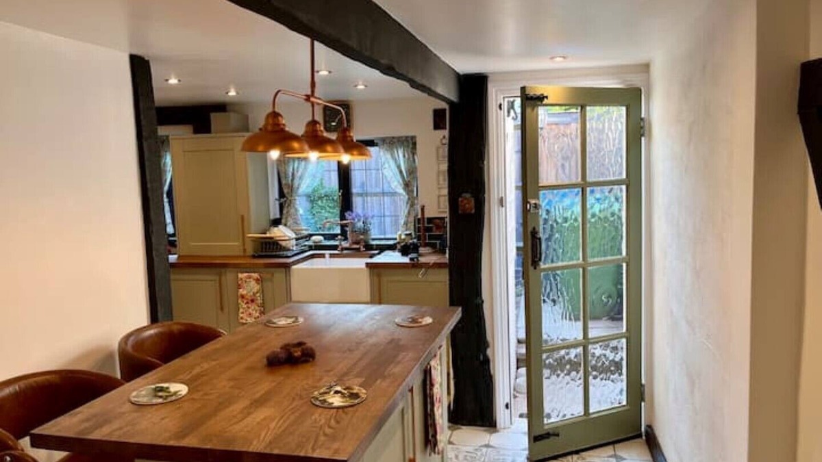 Shottery Cottage | Historical Thatcher Roof Cottage Hathaway Hamlet