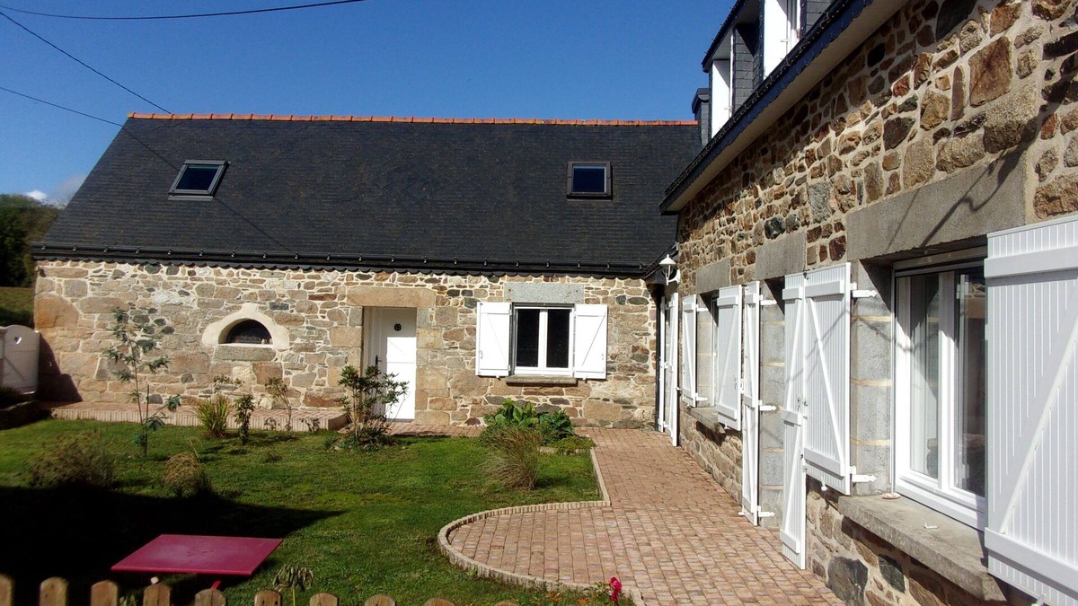 Belle-Isle-en-Terre House | Gd Gîte in the countryside, indoor/outdoor games, animals, nice view. sea 25km away!