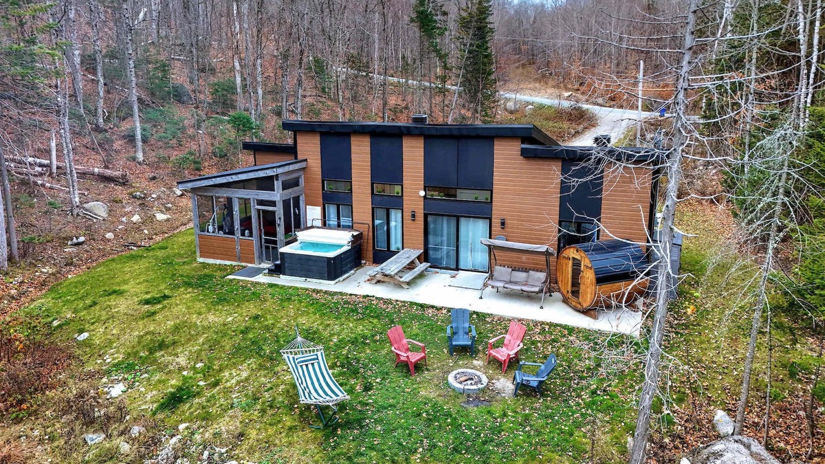 Chertsey Ski Chalet | Geai bleu | waterfront | spa | sauna | dogfriendly