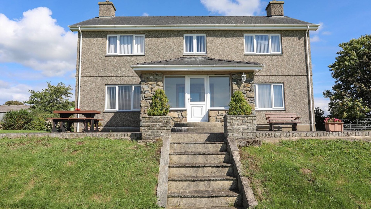 Rhyd-y-clafdy House | GELLI GRON, character holiday cottage, with a garden in Y Ffor