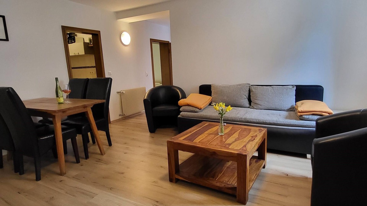 Obereisenheim Apartment | Gemütlich eingerichtete Ferienwohnung mit zwei getrennten Schlafzimmern