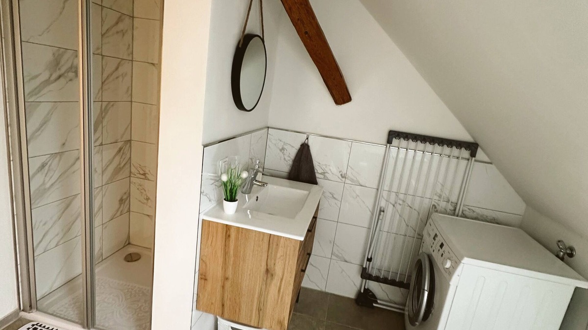 Wolfsbach Apartment | Gemütliche 2-stöckige Ferienwohnung 3 Minuten von der Autobahn!