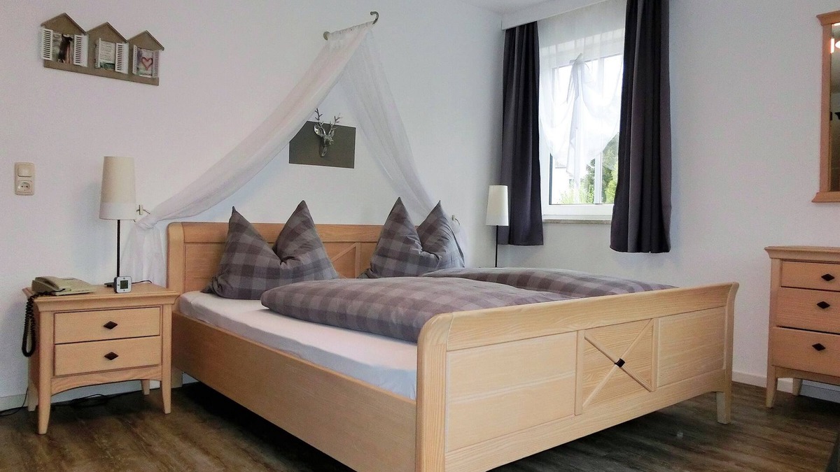 Bad Steben Apartment | Gemütliche 45qm Ferienwohnung, Naturholzmöbelausstattung