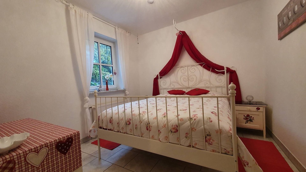 Schwanfeld Apartment | Gemütliche 60qm Ferienwohnung mit Terrasse, voll ausgestattete Küche