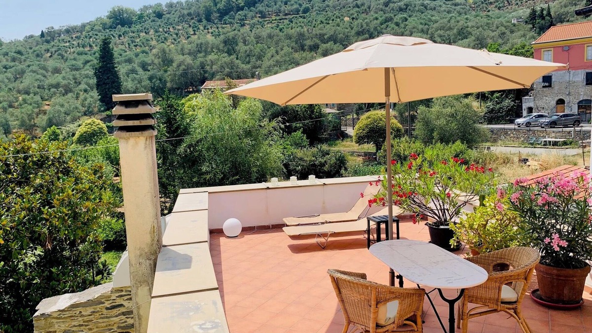 Prela Apartment | Gemütliche Dorfwohnung mit Terrasse und Ausblick auf Gärten und Olivenhaine