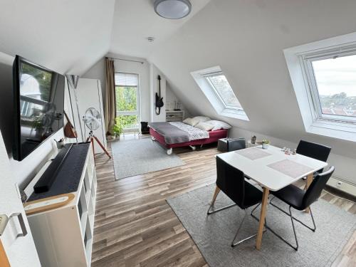 Niederursel Apartment | Gemütliche helle Dach-Wohnung in Frankfurt