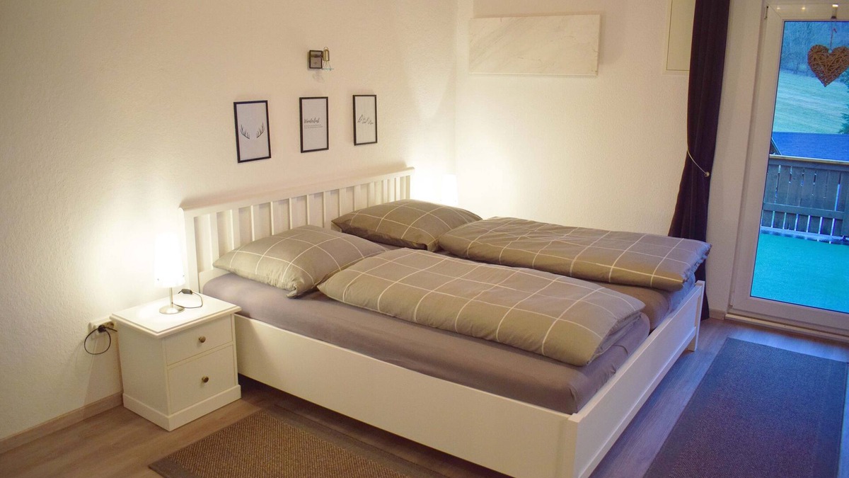Lichtenberg Apartment | Gemütliches 32qm Ferienapartment mit Dachterrasse und überdachtem Balkon; kostenfreies Parken und WLAN