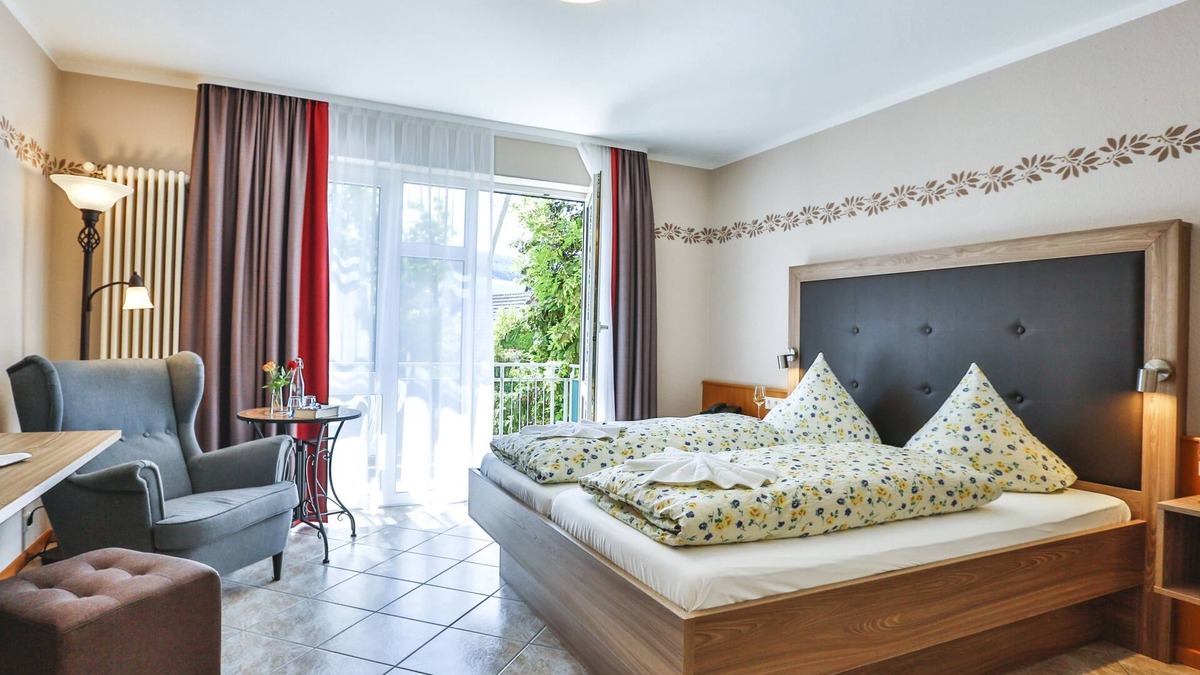 Wolfenweiler Apartment | Gemütliches Doppelzimmer mit modernem Bad, Flachbild-TV und WLAN