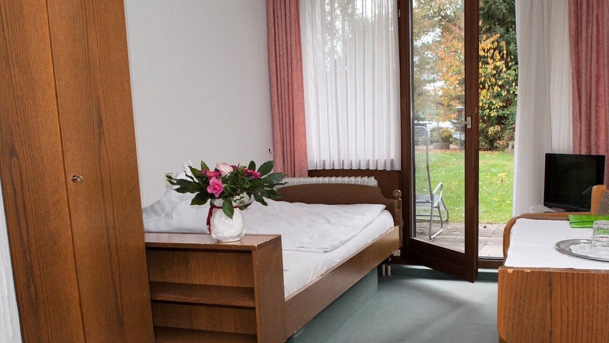 Langenbrand Apartment | Gemütliches Einzelzimmer mit Sat-TV, Dusche/WC und Balkon oder Terrasse