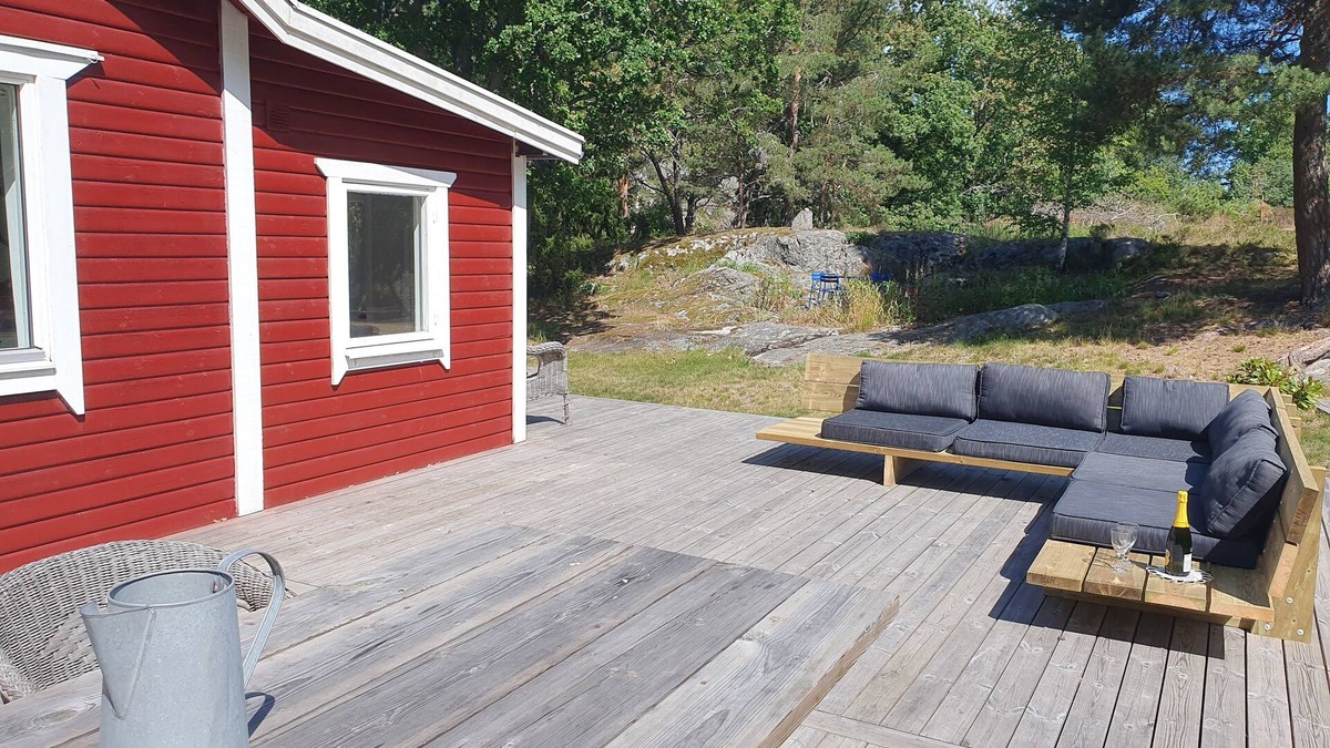 Djurhamn Cabin | Gemütliches Ferienhaus mit Kleinem Boot 200 m vom Meer Entfernt