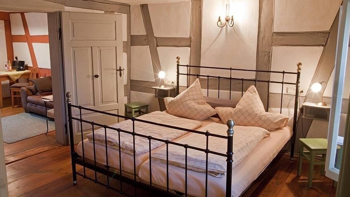 Rockingen Apartment | Gemütliches Feriendomzil (35qm) in historischem Austraghaus mit von alter Zimmermannskunst zeugendem Möbiliar