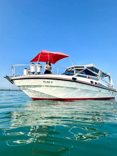 Romanshorn Boat Rental | Gemütliches Motorboot im Yachthafen von Romanshorn