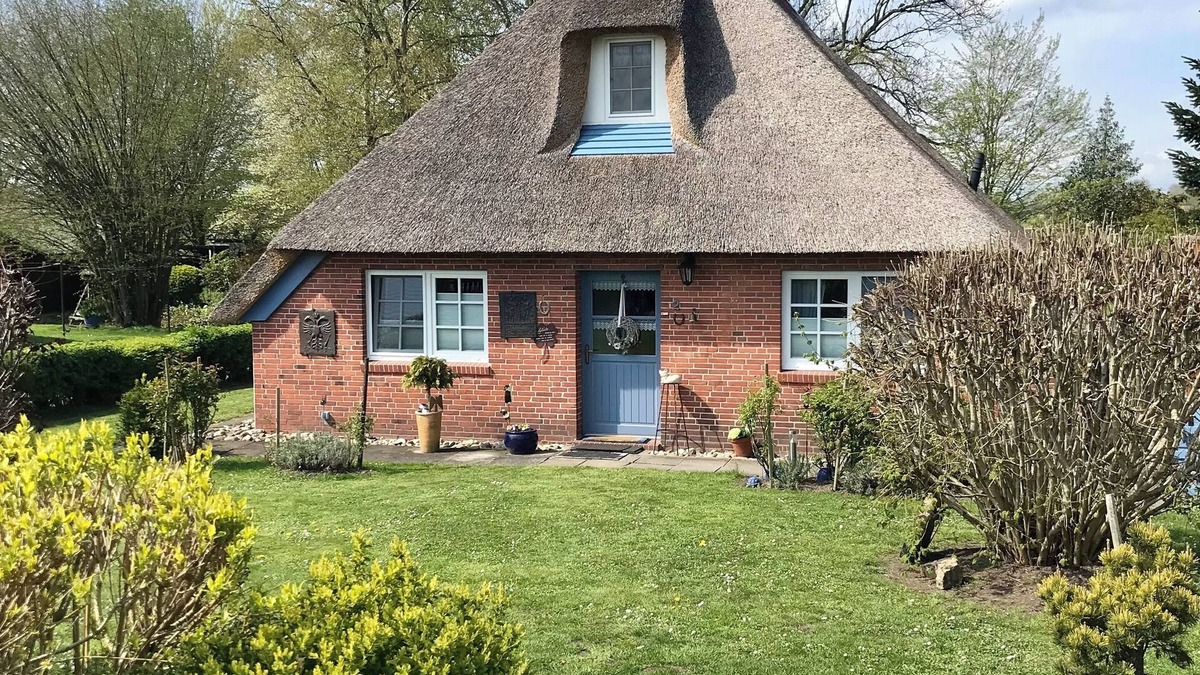 Stadland Cottage | Gemütliches Reetdachhaus Direkt am Weser-deich mit Großem Garten und Kamin