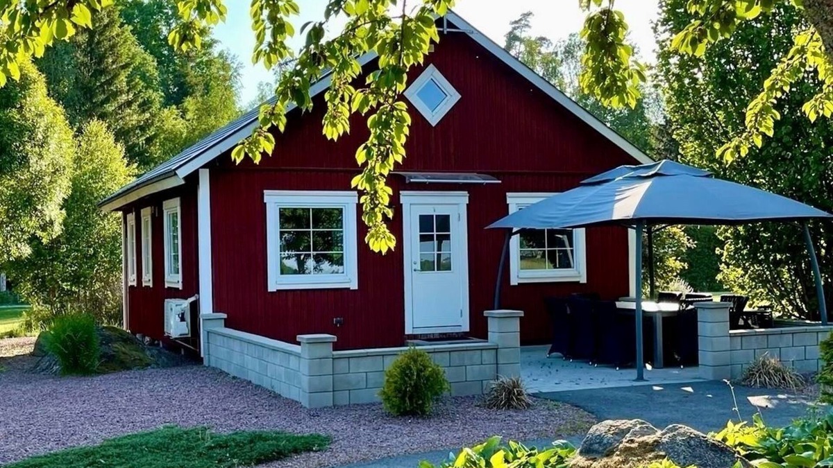Vackelsang House | Gemütliches Haus am See mit Eigenem Elektroboot und Zugang zum Pool