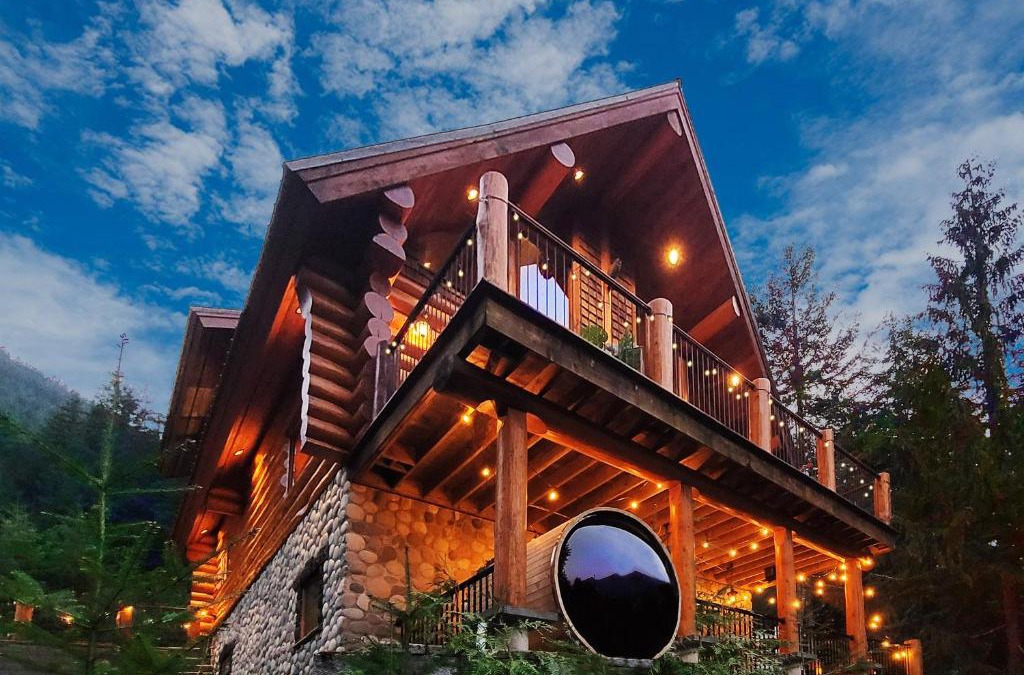 Sunshine Valley Ski Chalet | Gem by Manning Park: Luxury Loghouse “Ravenloft”
