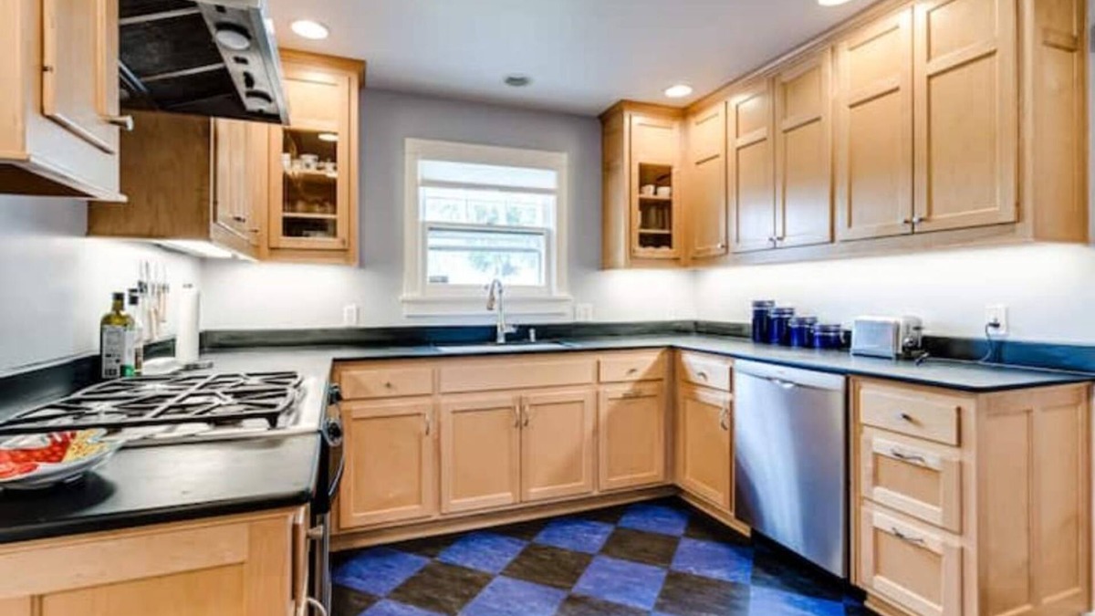 Amazon House | Gem House Blocks from Campus - charming two-story family home!