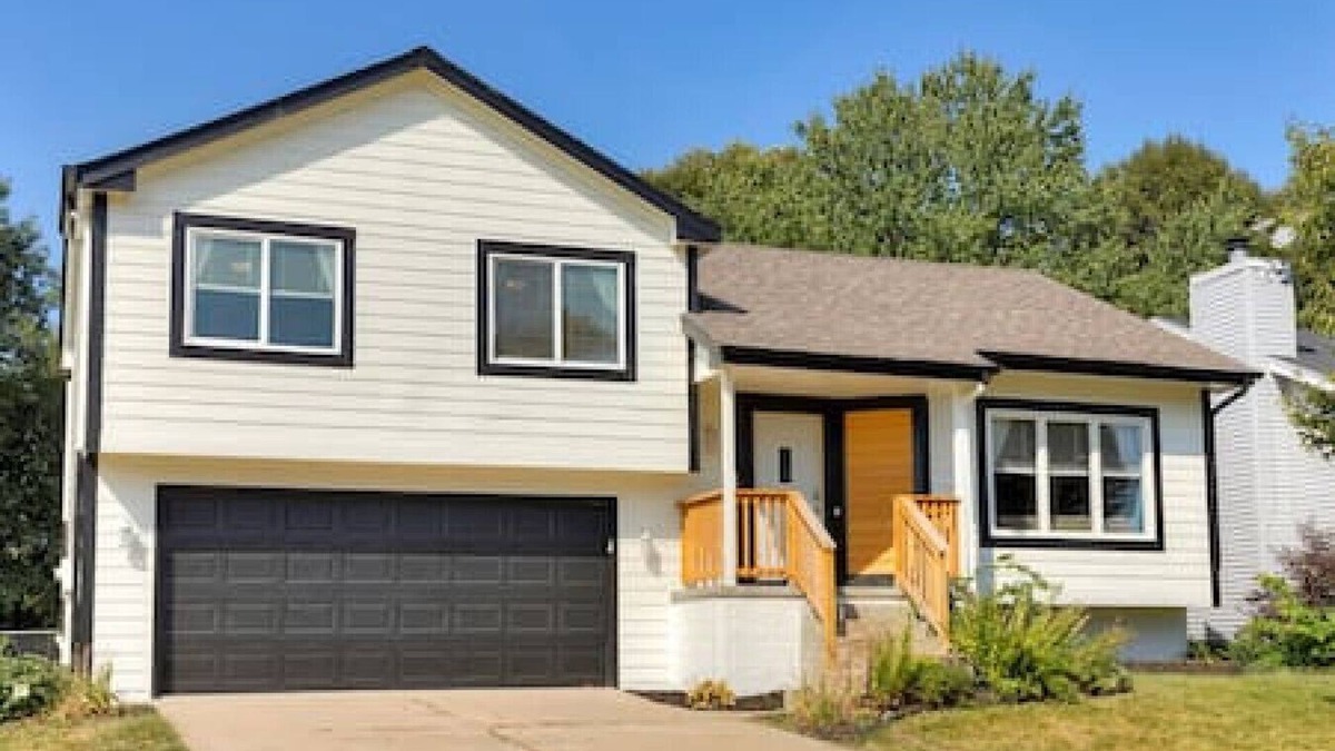West Des Moines House | Gem in West Dsm | 4BD/3BA Home | Perfect Location