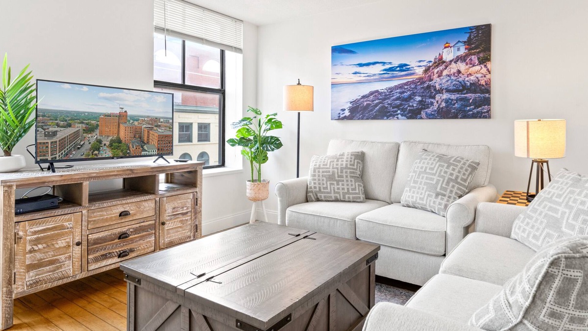 West Bayside Condo | Gem on Congress - King Bed, Free Parking, Dog & Family Friendly, Modern Condo