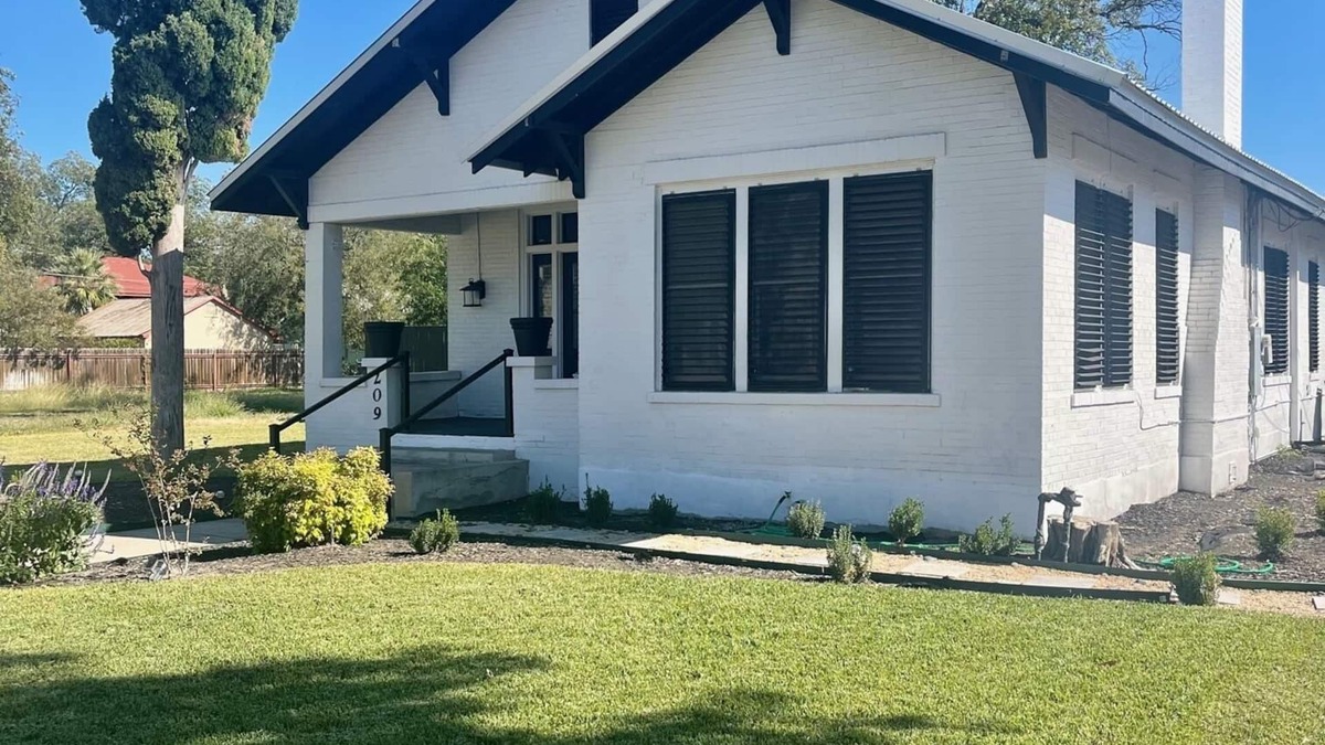 Amistad National Recreational Area House | Gem on Spring-Upscale home walk to Main sleeps 11