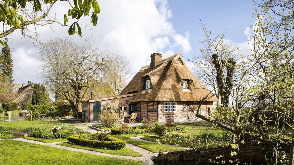 Damp House | Gem under thatch with historic wood-burning stove and dreamlike garden
