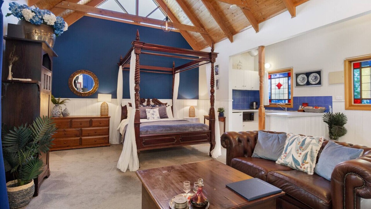 Gembrook Cottage | Gembrook Cottages - Bluebell Cottage with Outdoor Heated Spa and Wood Fire