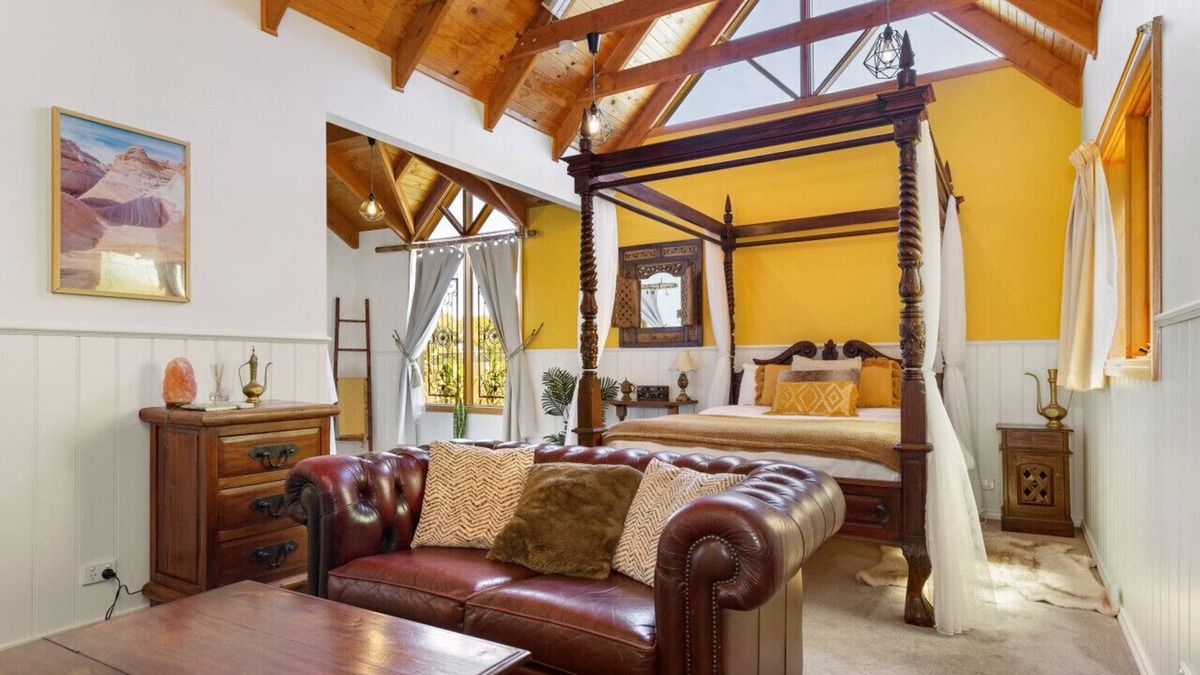 Gembrook Cottage | Gembrook Cottages - The Harem with Spa Bath and Wood Fire