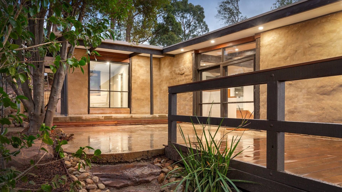 Gembrook House | Gembrook Views nUnique and recently renovated 2br mudbrick house