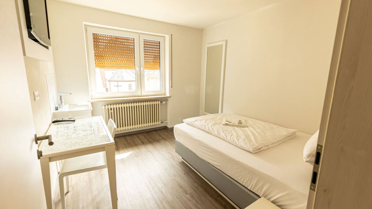 Hollfeld House | Gemeinschaftunterkunft 1 - Zi. 5 - EZ mit Großem Bett - Gasthof Schrenker