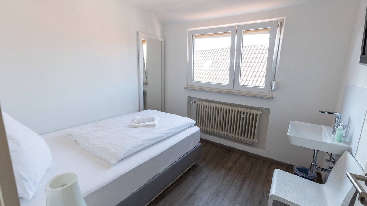 Hollfeld House | Gemeinschaftunterkunft 2 - Zi. 8 - EZ mit Großem Bett - Gasthof Schrenker