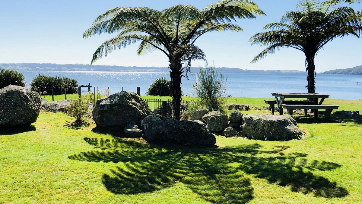 Kawaha Point Ski Chalet | Gemini Lodge Rotorua Lake side paradise