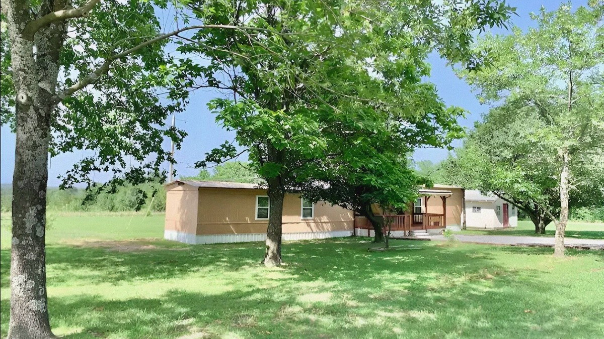 Wagoner House | Gene's Retreat, charming lakeside 3 bed 2 bath peaceful home near Ft Gibson Lake
