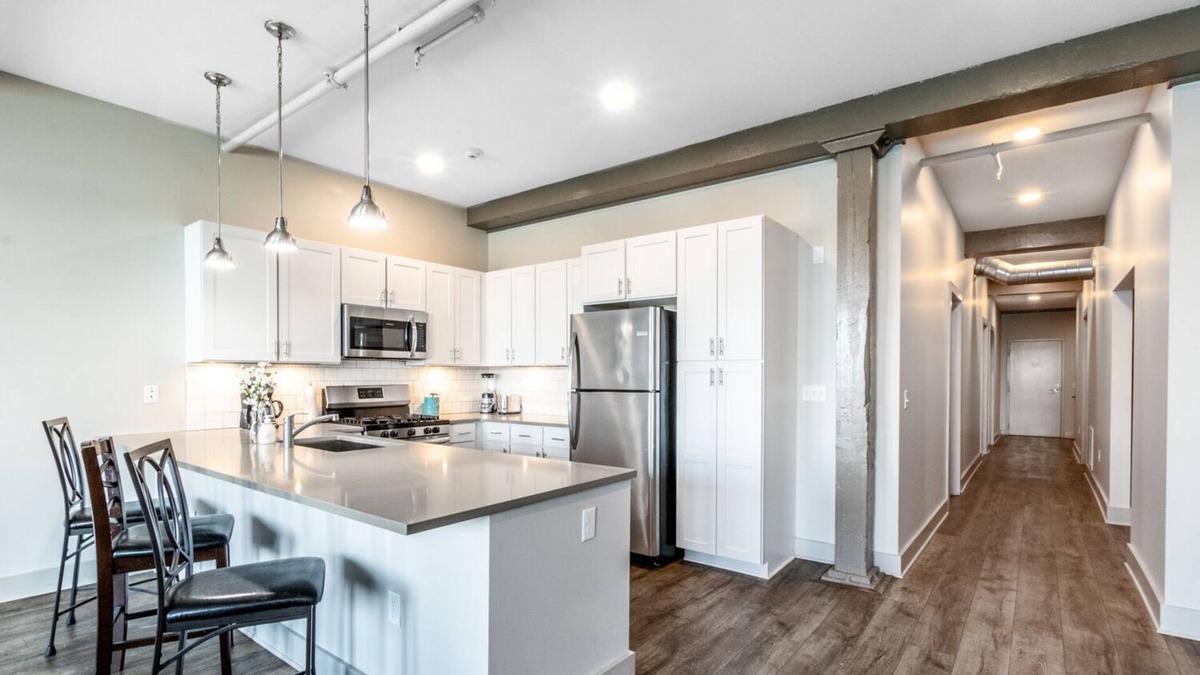 Front Park Apartment | Generous 3 bedroom Contemporary Condo with free parking
