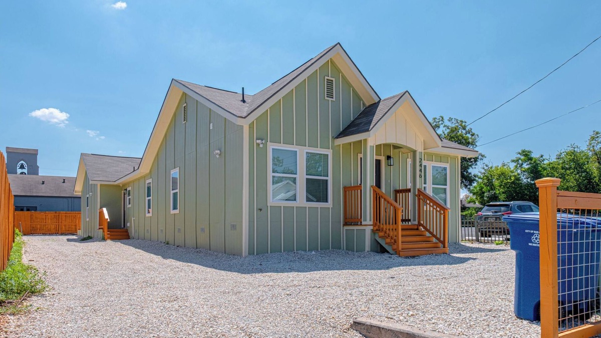 Eastside Promise Neighborhood Cottage | Generous 5br/3ba Haven Close to Alamo & Riverwalk!