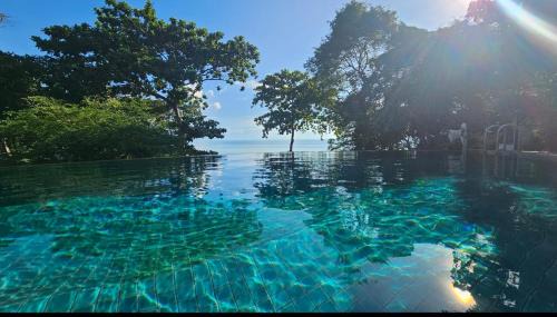 Ang Thong Villa | Genesis villa- front beach peaceful villa big infinity swimming pool