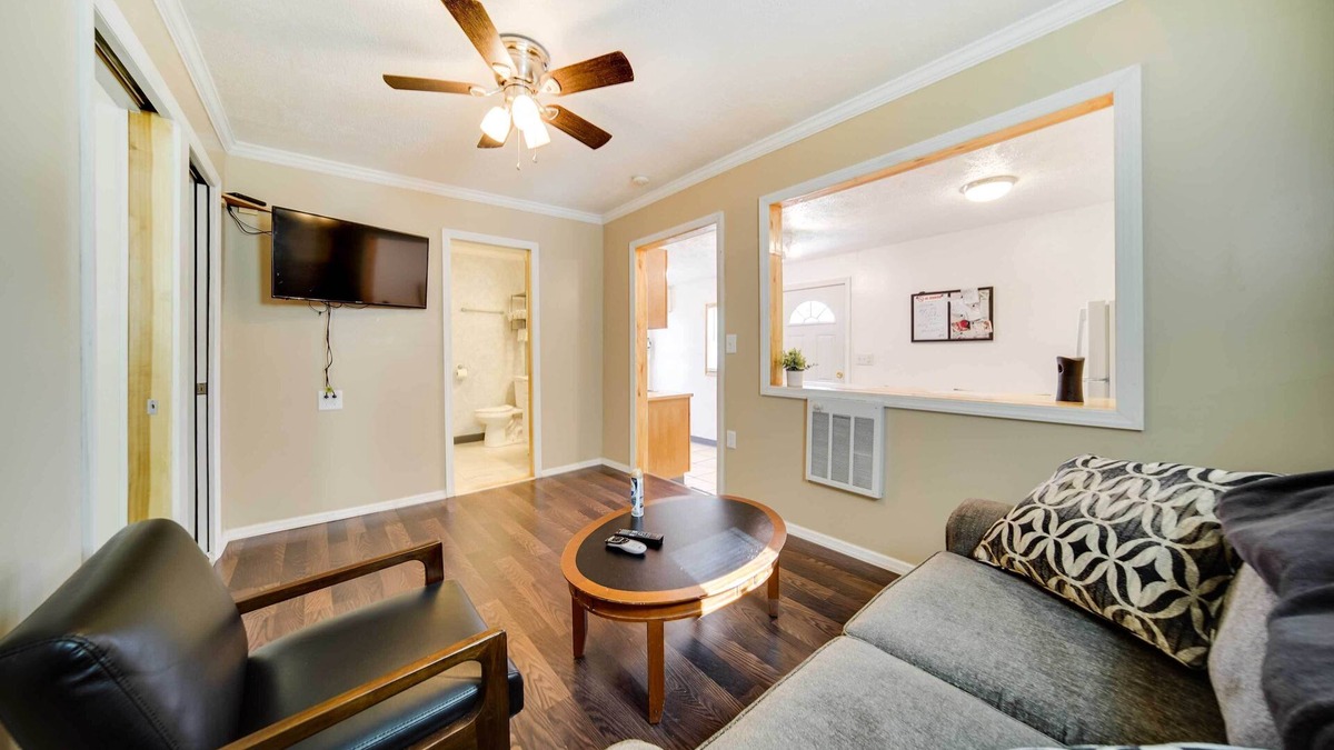 Geneva-on-the-Lake Cottage | Geneva Cottage w/Patio - Walk to Park, Lake Erie!