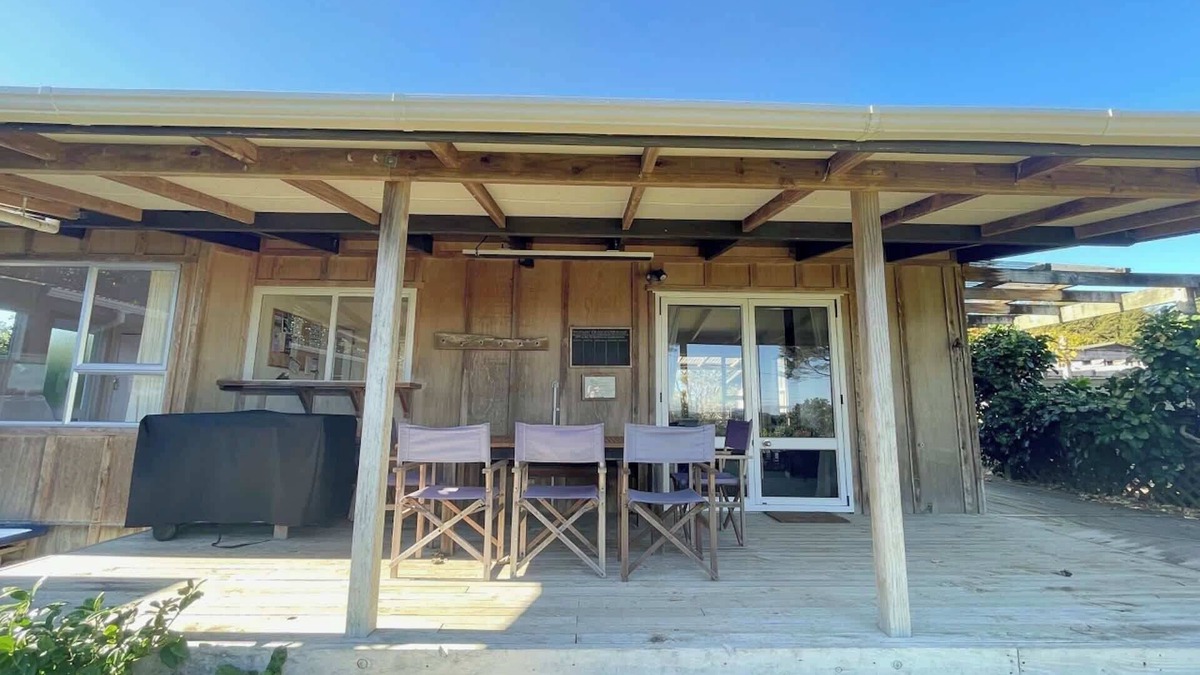 Surfdale House | Genuine Kiwi Bach | Stay Waiheke