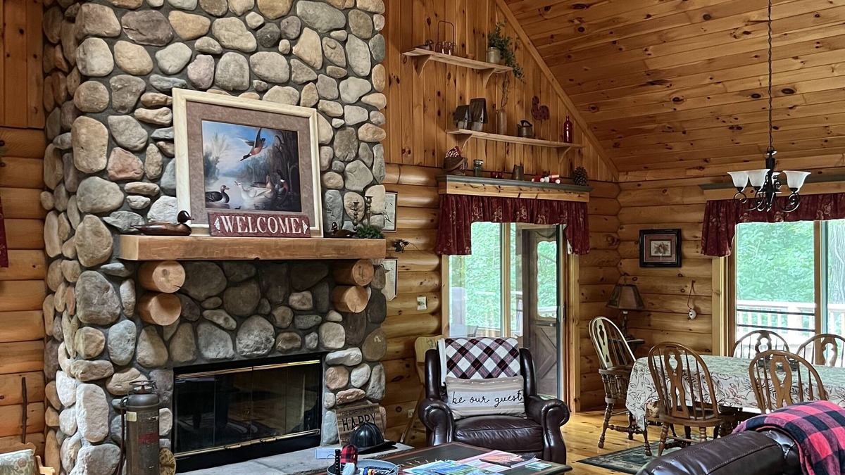 The Galena Territory House | Genuine Log Cabin ~ Perfect Getaway ~ Pool Table ~ Outdoor Hot Tub ~ Fire Pit