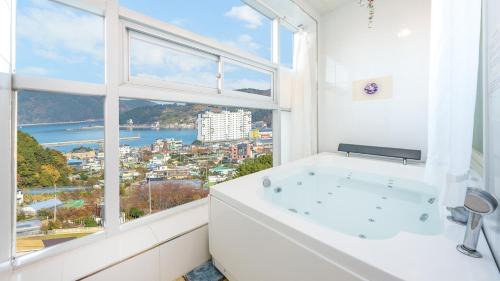 Irun-myeon House | Geoje Forest-Morning Spa Pension