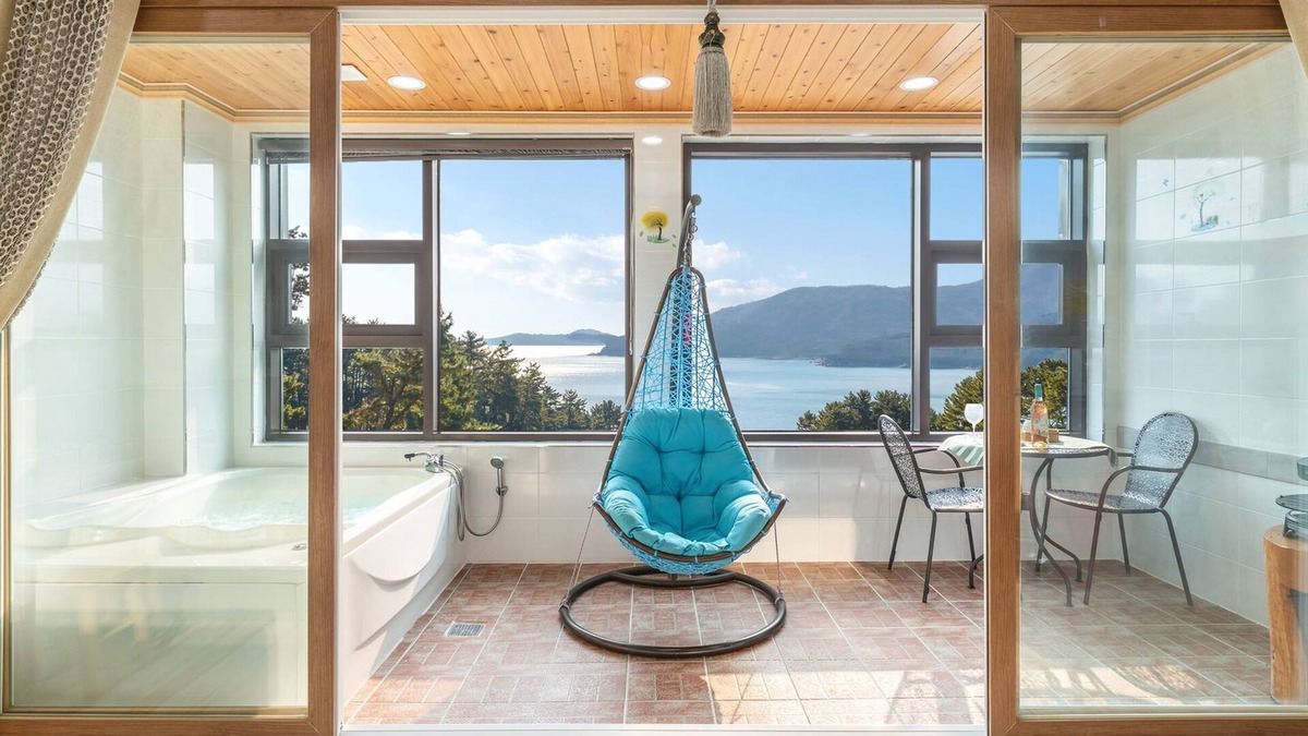 Irun-myeon House | Geoje Marine Castle Spa Pension