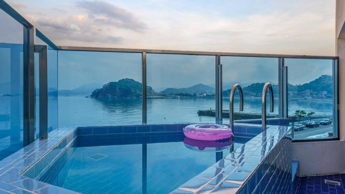 Jangmok-myeon House | Geojedo The 100 Spa & Poolvilla Pension