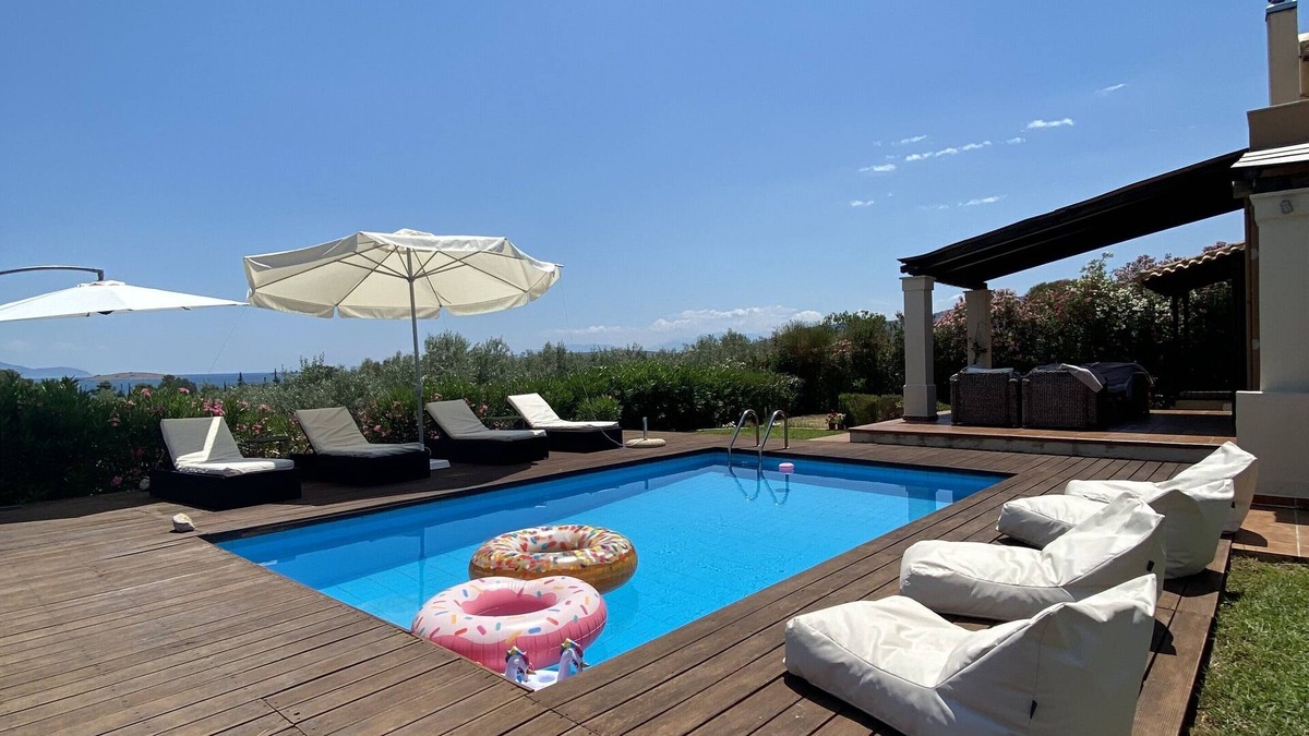 Galaxidi Villa | George's Villa Galaxidi, family, pool & garden!